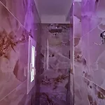 Vanity House Apartment *