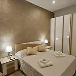 Vanity House Apartment *